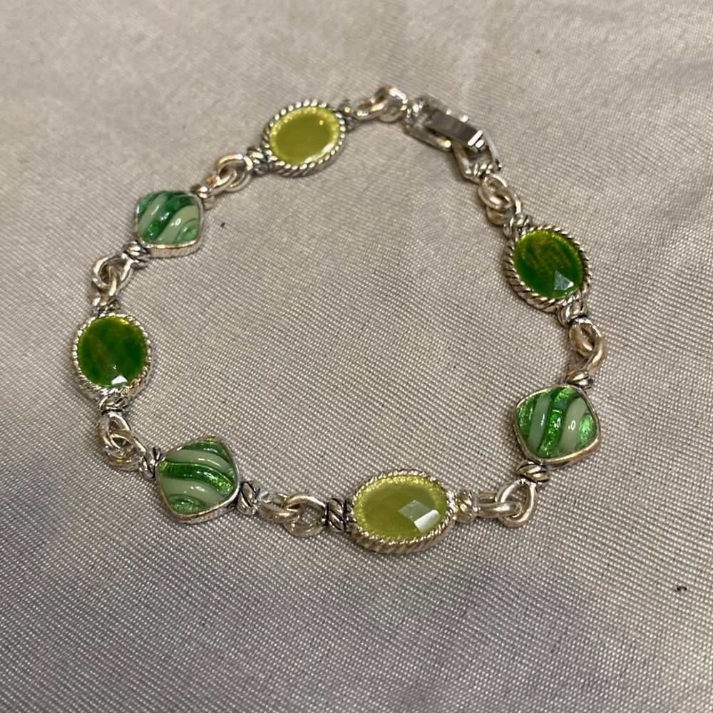 Womens green stone silvertone metal bracelet 7.5โ